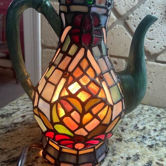 Vintage Tiffany Style Accent Table Lamp - Picture 2 of 7